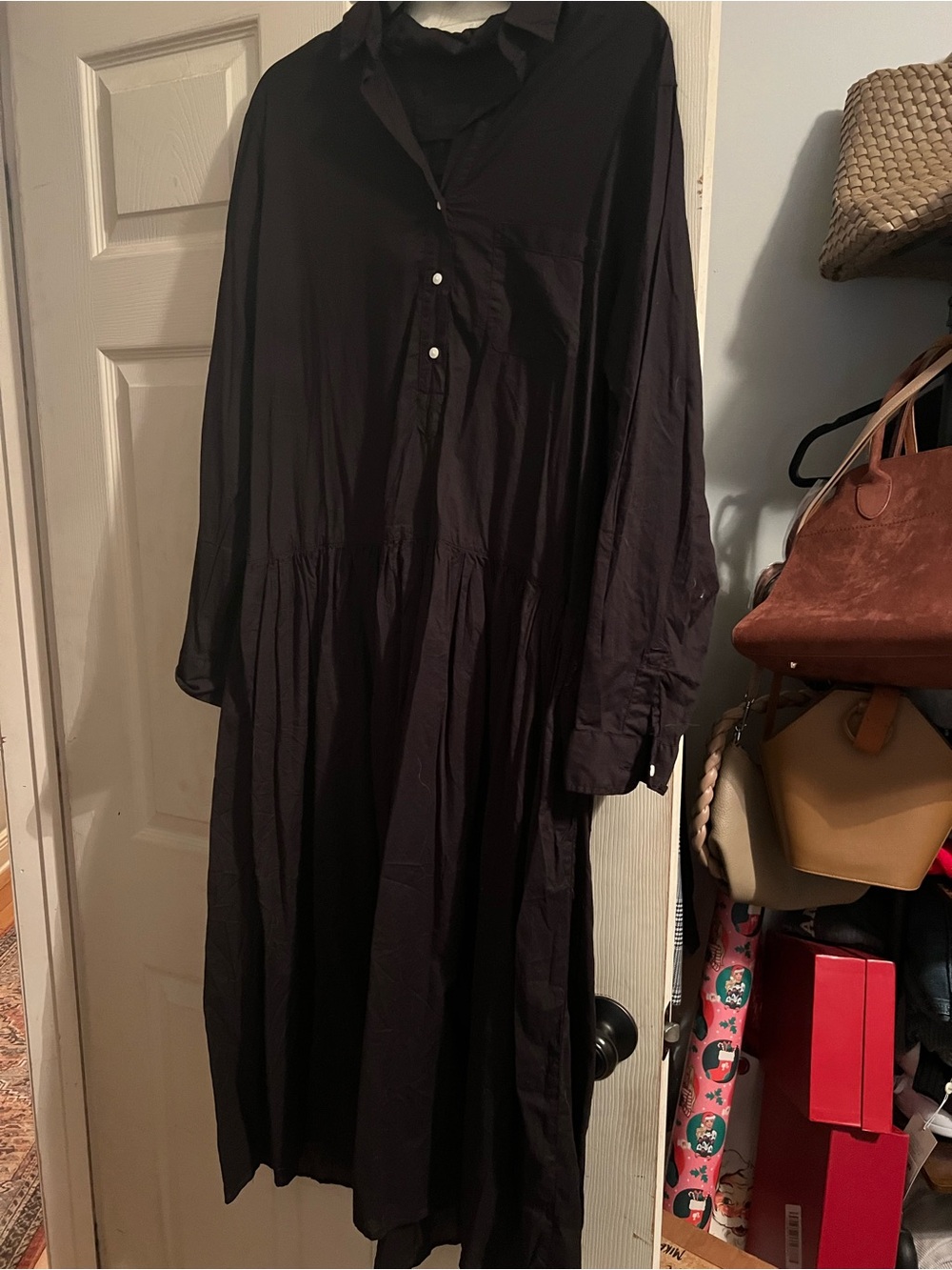 Relaxed Black Long-Sleeve Buttoned Shirt Dress